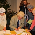 Autorius dalijo autografus
